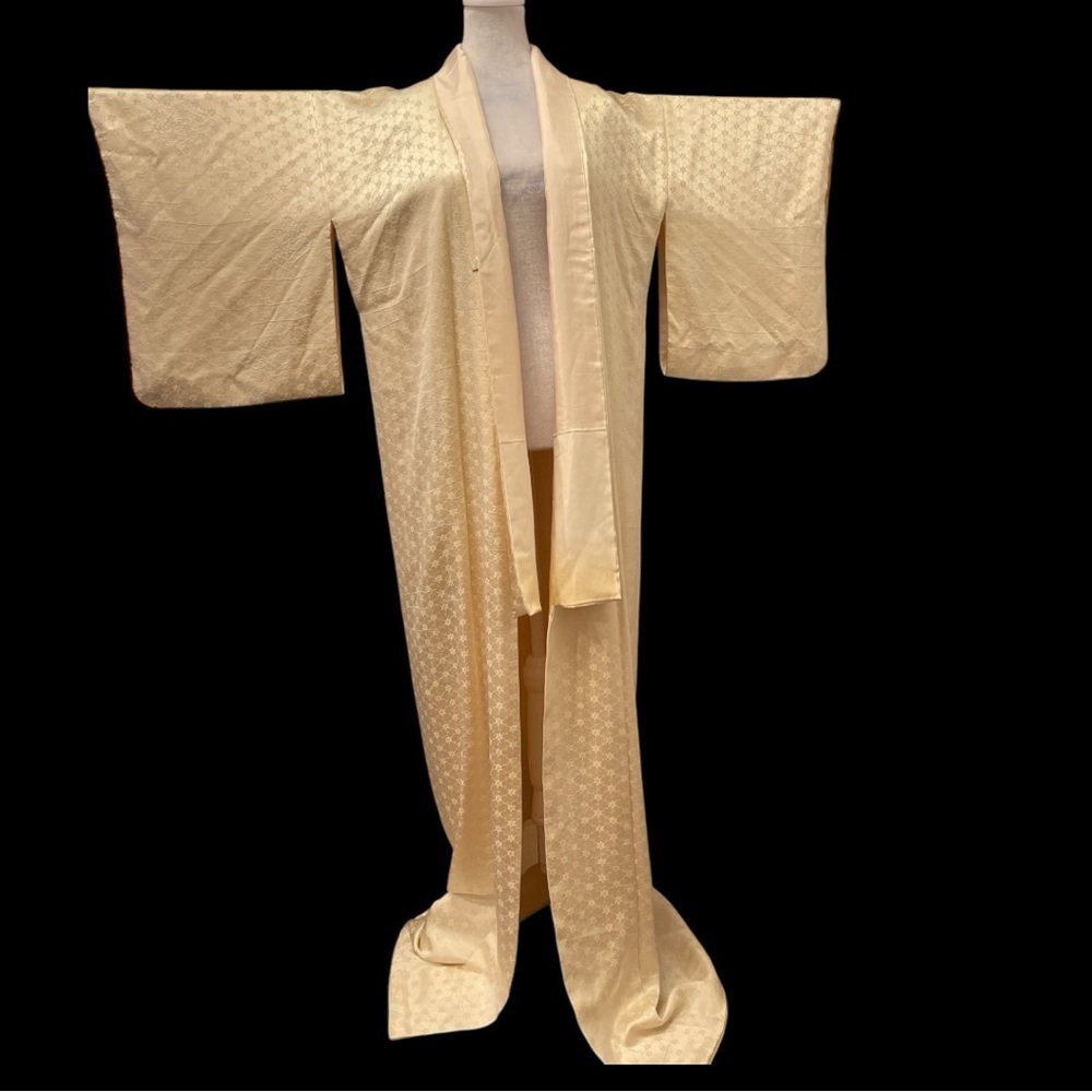 Handmade L Ivory Japanese traditional kimono silky textured fabric shortsleeved